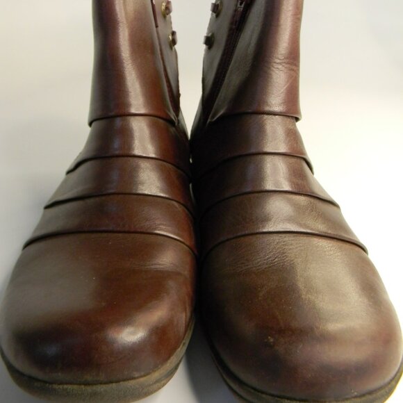 NIB Womens Clarks Christine Tilt Brown Leather Upper Boots Size 8.5M - Picture 2 of 10